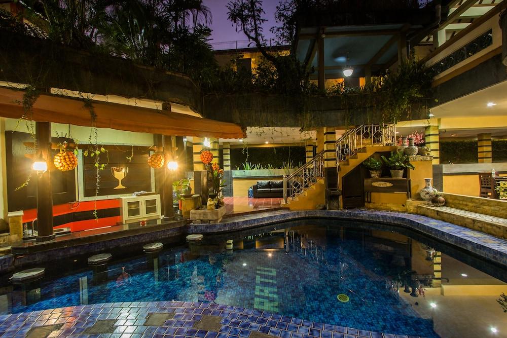 Sri Ratu Hotel レギャン エクステリア 写真